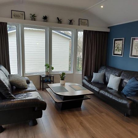 Modern En Chic Chalet Tot 4 Personen Op De Veluwe Recreatiepark De Oude Driest 푸텐 외부 사진